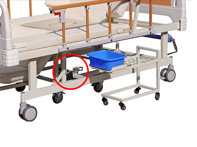 Tháo chốt kết nối để tách giường thành xe lăn NKT-DCN09